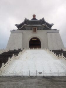 台湾駐在中に撮影した中正紀念堂正面の写真です。