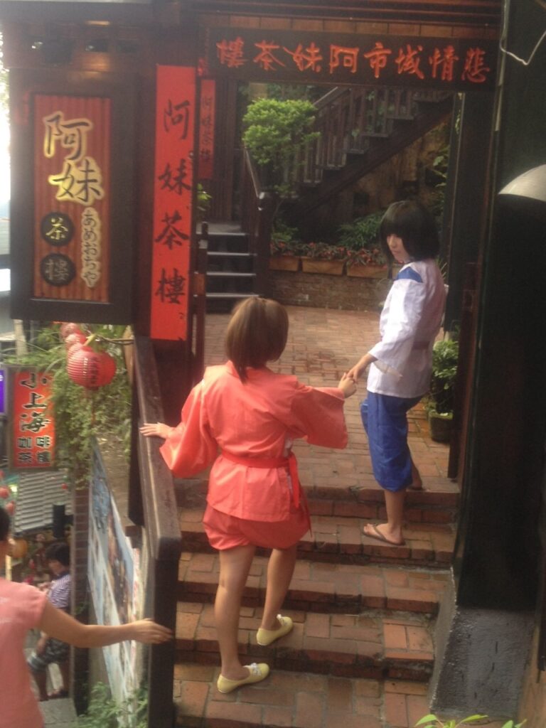 千と千尋の神隠しのモデルとなった九份の街にある茶屋の前で撮影した写真