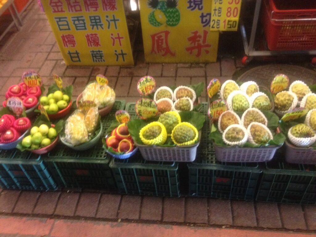 台湾駐在時、市場で撮影した、マンゴーなどのフルーツの写真